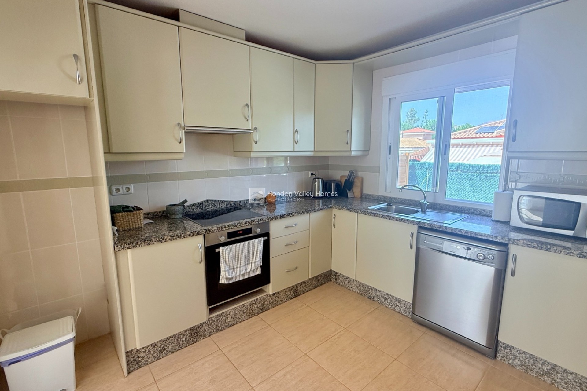 Resale - 4. House - Detached Villa - Hondón de las Nieves