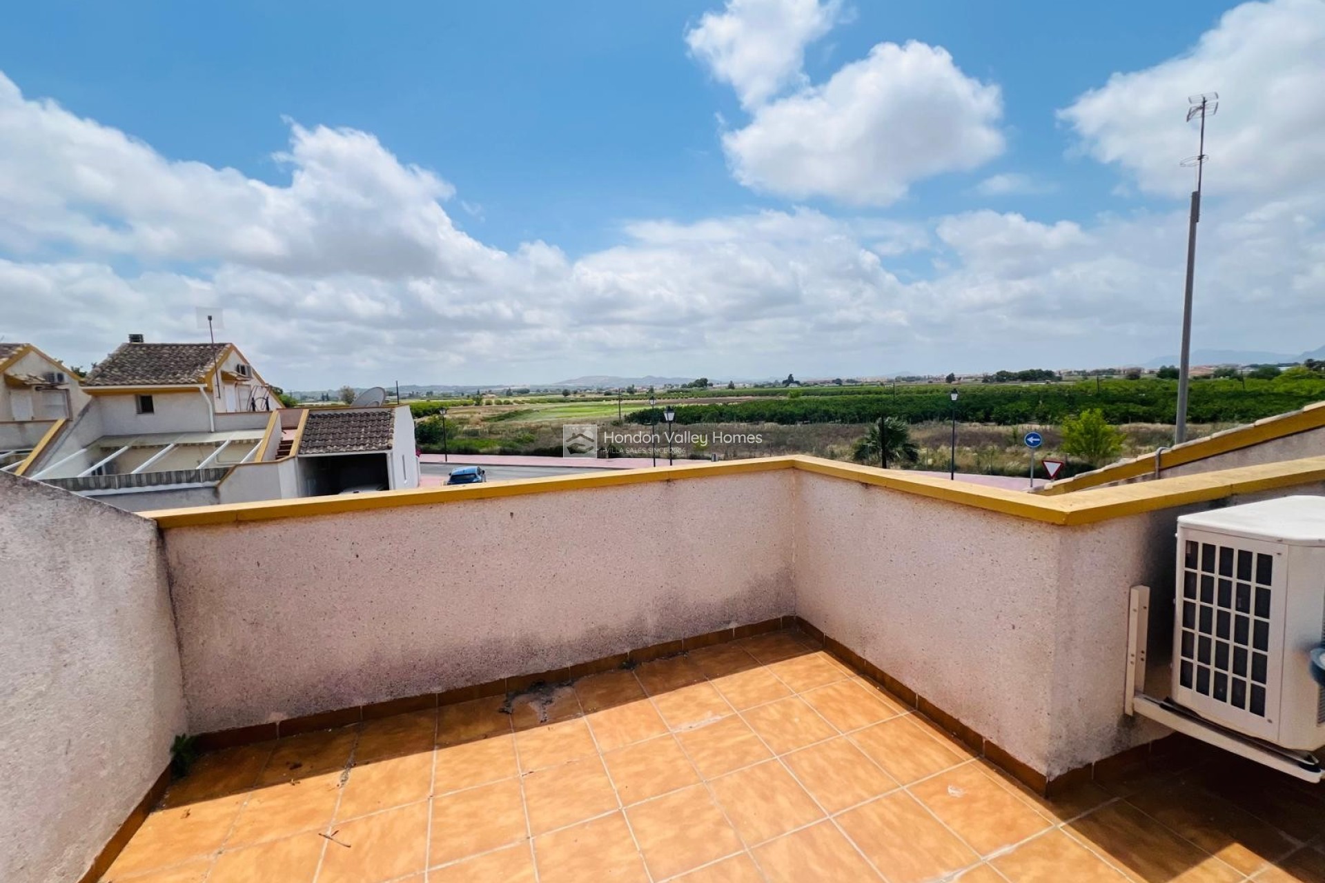 Resale - Townhouse - Daya Nueva