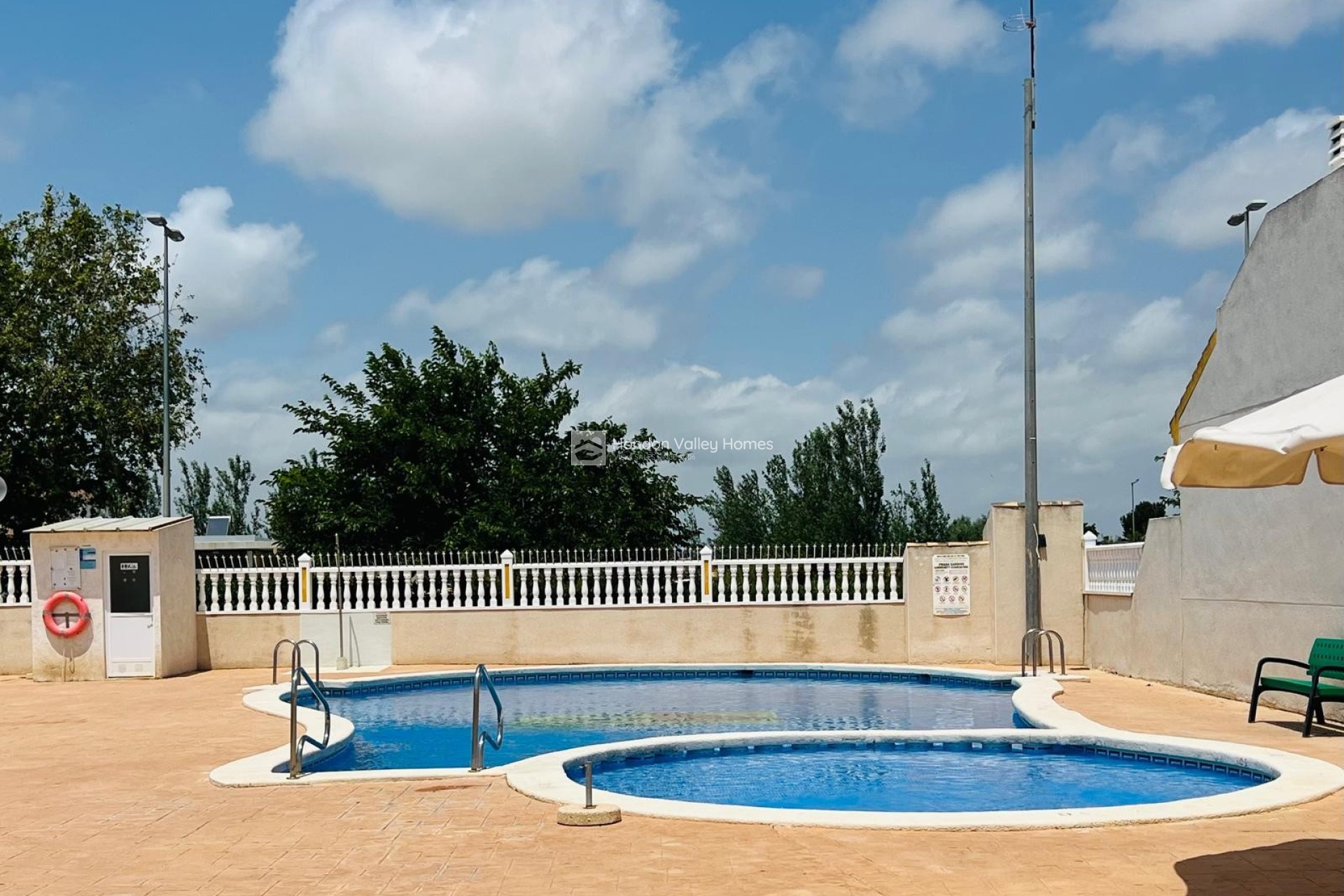 Resale - Townhouse - Daya Nueva