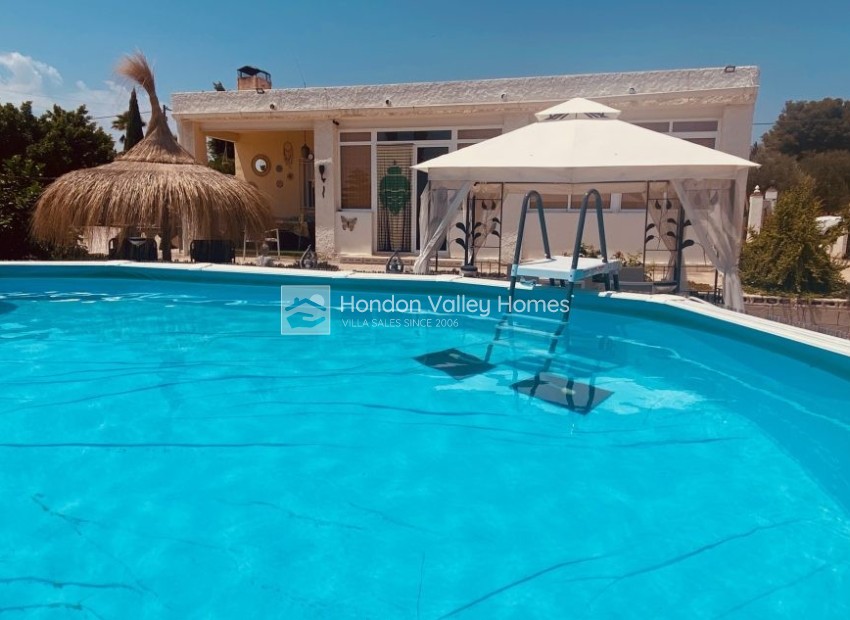 Resale - Villa - Albatera