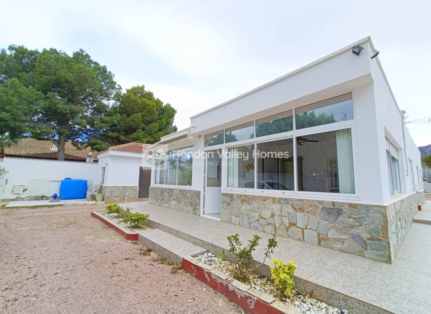 Resale - Villa - Albatera