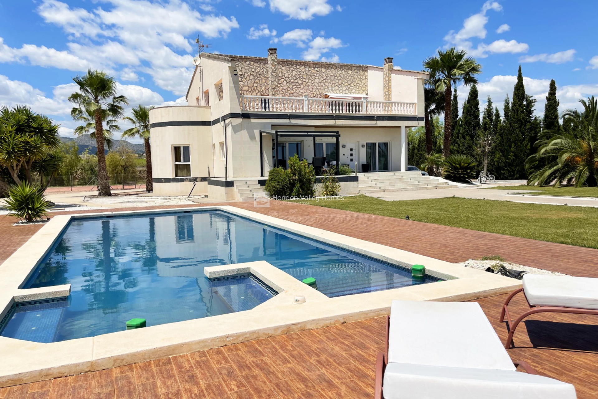 Resale - Villa - Novelda