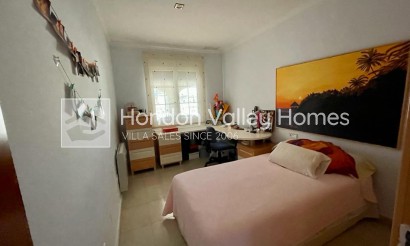 Resale - Villa - Albatera